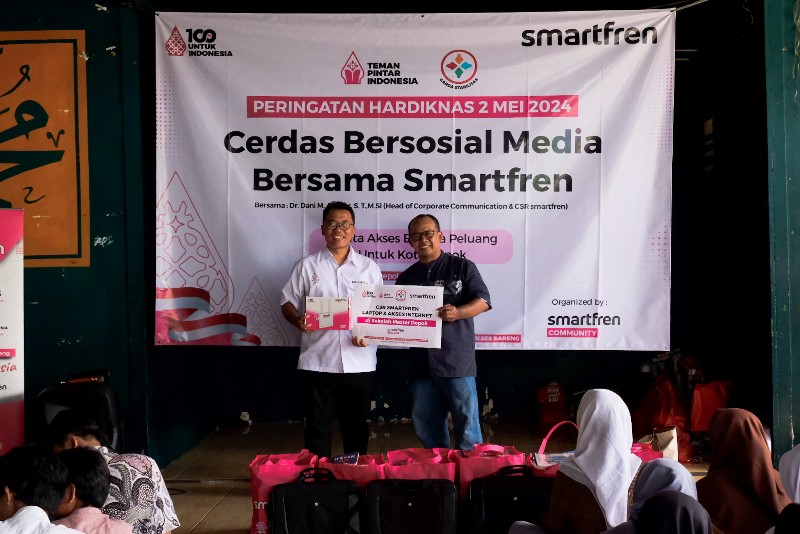 Wujudkan Pemerataan Literasi Digital Smartfren Donasikan Laptop untuk Sekolah Masyarakat&nbsp;Marginal